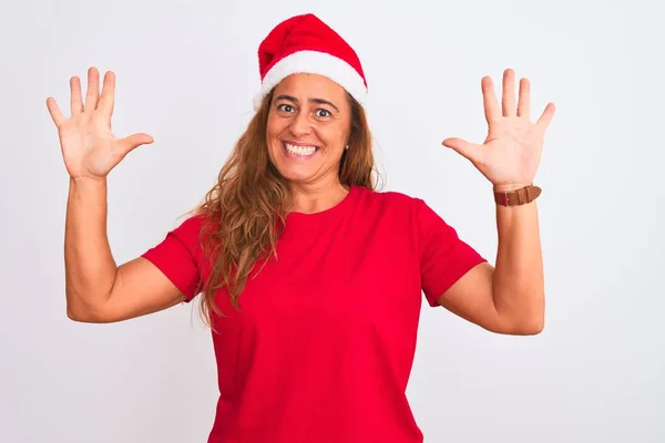 Medelålders Mogen Kvinna Bär Jul Hatt Över Isolerad Bakgrund Visar — Stockfoto