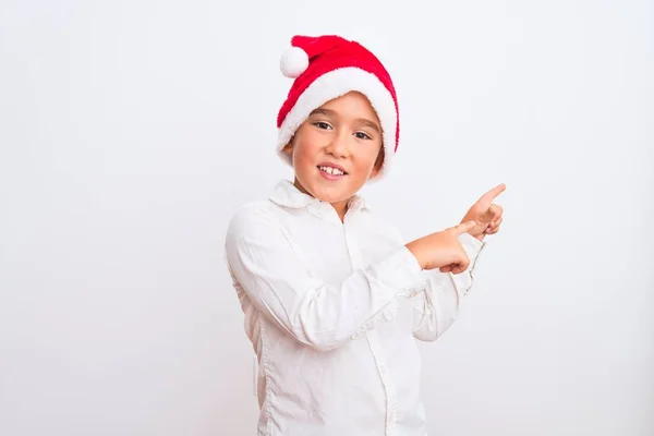 Piękny Chłopiec Nosi Boże Narodzenie Santa Kapelusz Stojąc Nad Odizolowanym — Zdjęcie stockowe