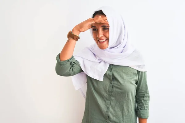 Ung Vacker Arabiska Kvinna Bär Traditionell Muselman Hijab Över Isolerad — Stockfoto