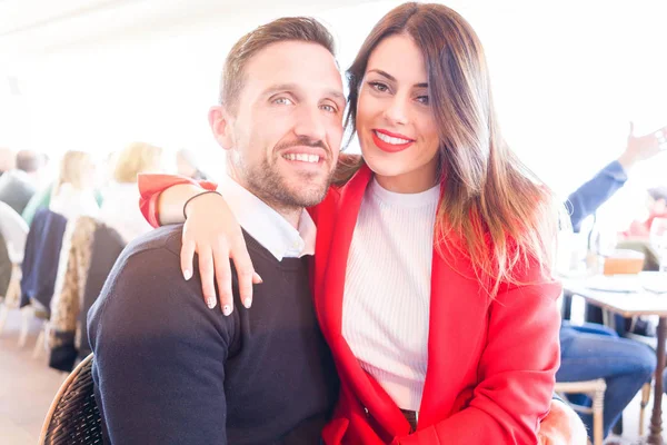 Jovem casal bonito no amor sorrindo feliz e dando affectio — Fotografia de Stock