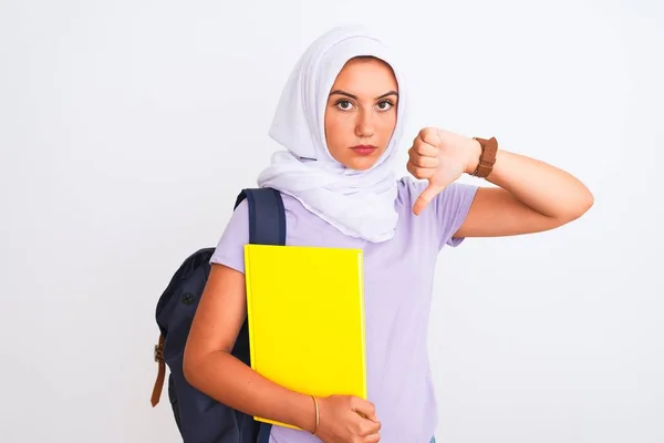 Арабська Студентка Одягнена Хіджаб Рюкзак Тримає Книгу Над Ізольованим Білим — стокове фото