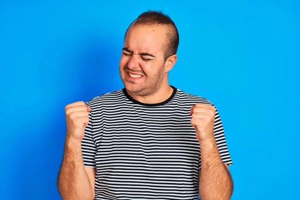 Ung Man Bär Randig Marin Shirt Stående Över Isolerad Blå — Stockfoto