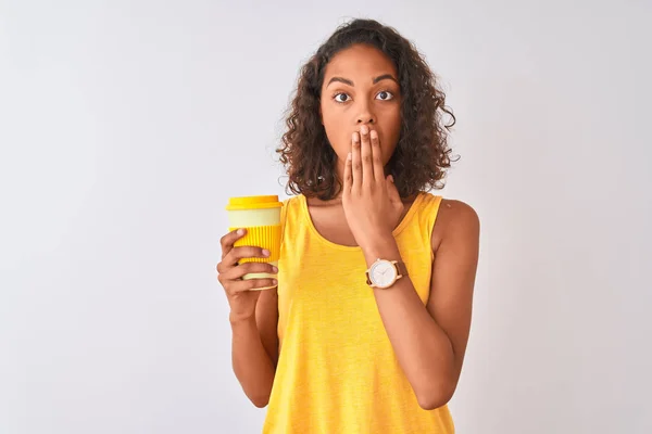 Jovem Brasileira Bebendo Tirar Café Sobre Isolado Branco Fundo Cobrir — Fotografia de Stock