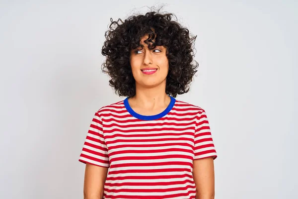 Jovem Árabe Mulher Com Cabelo Encaracolado Vestindo Listrado Shirt Sobre — Fotografia de Stock