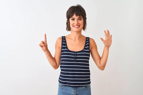 Joven Hermosa Mujer Vistiendo Camiseta Rayas Pie Sobre Fondo Blanco — Foto de Stock