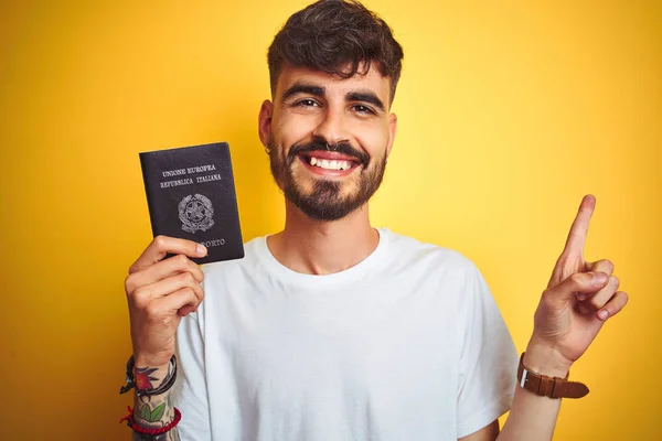 Jovem Com Tatuagem Vestindo Passaporte Italiano Itália Sobre Fundo Amarelo — Fotografia de Stock