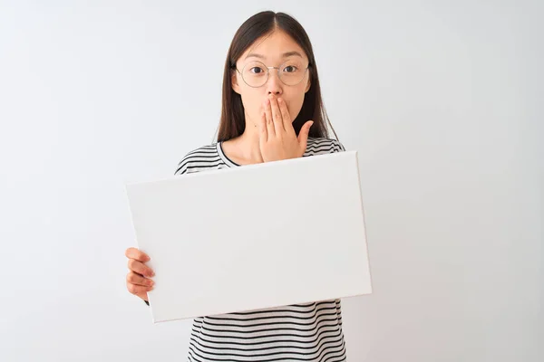 年轻的中国女人 戴着眼镜 手拿着横幅挂在孤立的白色背景封口上 为自己的错误 恐惧的表情 沉默中的恐惧 神秘的想法而感到羞愧 — 图库照片