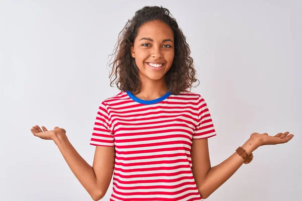 Mujer Brasileña Joven Vistiendo Camiseta Rayas Rojas Pie Sobre Fondo —  Fotos de Stock