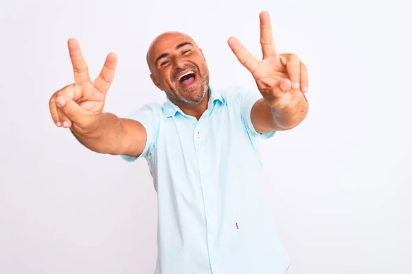 Pohledný Muž Středního Věku Neformální Košili Stojící Nad Osamělým Bílým — Stock fotografie