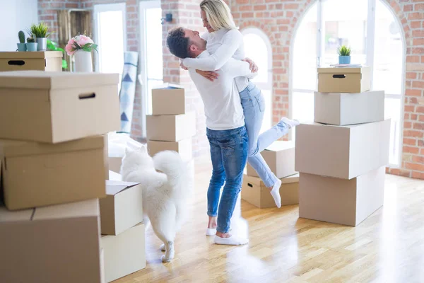 Schönes Junges Paar Mit Hund Umarmt Sich Neuen Zuhause Kartons — Stockfoto