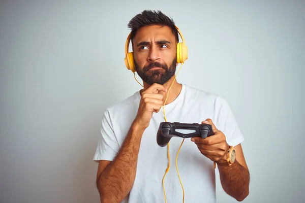 Arabisch Indischen Gamer Mann Videospiel Mit Kopfhörern Über Isolierten Weißen — Stockfoto