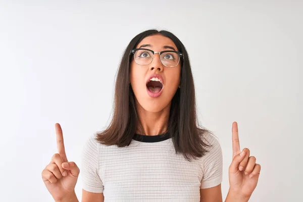 Donna Cinese Indossa Casual Shirt Occhiali Piedi Sopra Isolato Sfondo — Foto Stock