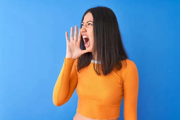 Jonge Mooie Chinese Vrouw Met Oranje Shirt Geïsoleerde Blauwe Achtergrond — Stockfoto