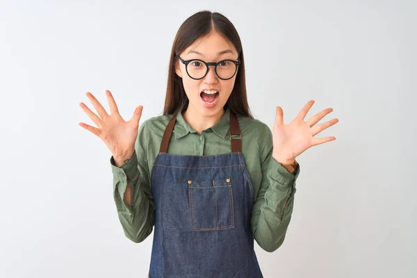 Junge Chinesische Krämerin Mit Schürze Und Brille Über Isoliertem Weißem — Stockfoto