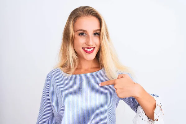 Jovem Bela Mulher Vestindo Elegante Azul Shirt Sobre Isolado Branco — Fotografia de Stock