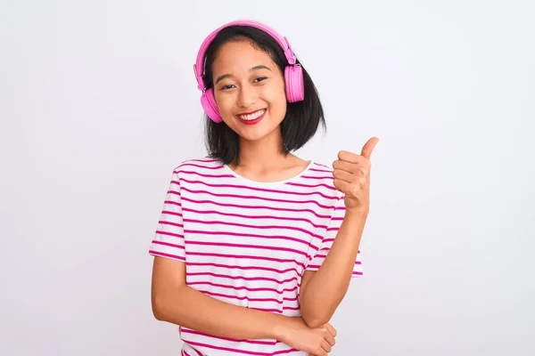 Hermosa Mujer China Escuchando Música Usando Auriculares Sobre Fondo Blanco — Foto de Stock