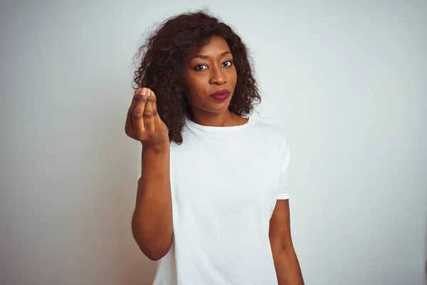 Mujer Afroamericana Joven Usando Camiseta Pie Sobre Fondo Blanco Aislado — Foto de Stock