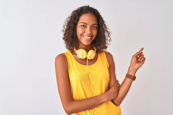 Jonge Braziliaanse Vrouw Met Gele Koptelefoon Geïsoleerde Witte Achtergrond Met — Stockfoto