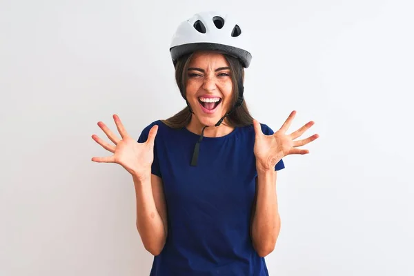 Jovem Mulher Ciclista Bonita Vestindo Capacete Bicicleta Segurança Sobre Fundo — Fotografia de Stock