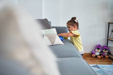 Anaokulunda renkli plastik bardaklarla oynayan güzel çocuk.