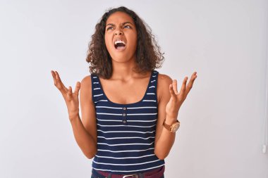 İzole edilmiş beyaz arka plan üzerinde duran çizgili tişört giyen genç Brezilyalı kadın deli gibi bağırıyor ve agresif bir ifade ve kollarla bağırıyor. Hayal kırıklığı konsepti.