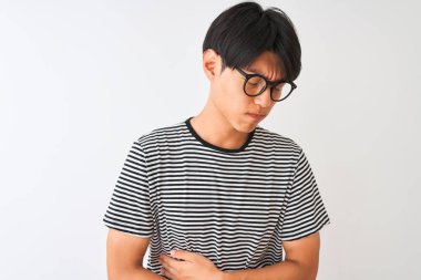 Gözlüklü ve donanma tişörtlü Çinli bir adam midesi bulanan, acı veren bir hastalık yüzünden izole edilmiş beyaz arka planda duruyor. Ache kavramı.