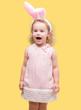 Güzel sarışın yürümeye başlayan çocuk Paskalya bunny kulaklar giyiyor