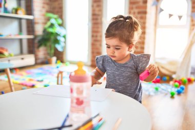 Anaokulundaki oyuncaklarla oynayan güzel bir çocuk.