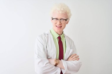 Genç albino bilim adamı ceketli ve gözlüklü izole edilmiş beyaz arka planda kolları çapraz gülümseyen kameraya bakıyor. Pozitif kişi.