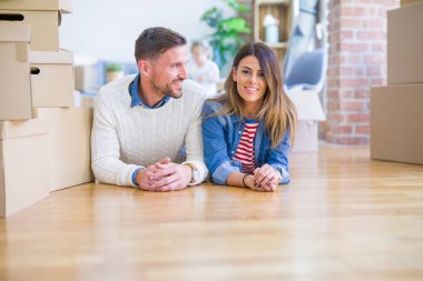 Karton kutular etrafında yeni evde yatan çocuk ile güzel famiily