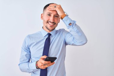 Akıllı telefon kullanan genç ve yakışıklı bir iş adamı. Kafa kafaya verip stres yapıyor. Utanç ve şaşkınlık dolu, sinirli ve hayal kırıklığına uğramış bir halde. Hata için korku ve üzüntü.