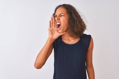 Mavi elbiseli genç Brezilyalı bir kadın izole edilmiş beyaz arka planda durup el ele tutuşarak bağırıyor. İletişim konsepti.