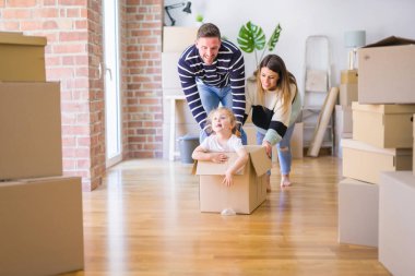Güzel famiily, yeni evde karton fanny kutusu sürme ailesi ile oynayan çocuk