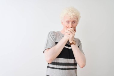 Genç albino sarışın adam izole beyaz arka plan üzerinde duran rahat t-shirt giyen hata için elleri ile ağız kapsayan şok. Gizli kavram.