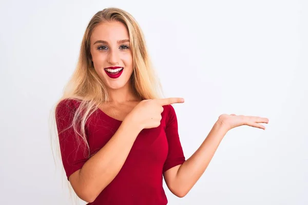 Ung Vacker Kvinna Klädd Röd Shirt Stående Över Isolerad Vit — Stockfoto