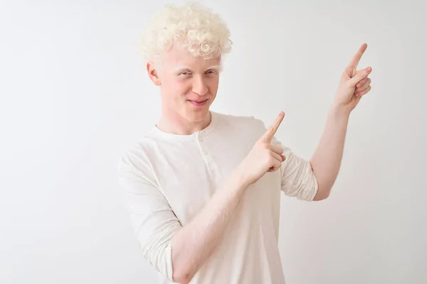 Unga Albino Blond Man Klädd Casual Shirt Stående Över Isolerad — Stockfoto