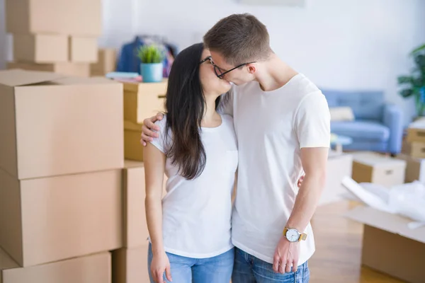 Joven Hermosa Pareja Besando Usando Gafas Pie Nuevo Hogar Alrededor —  Fotos de Stock