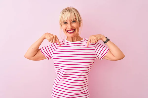 Frau Mittleren Alters Trägt Gestreiftes Shirt Das Vor Isoliertem Rosa — Stockfoto