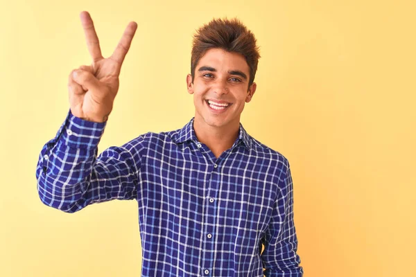 Joven Hombre Guapo Con Camisa Casual Pie Sobre Fondo Amarillo —  Fotos de Stock