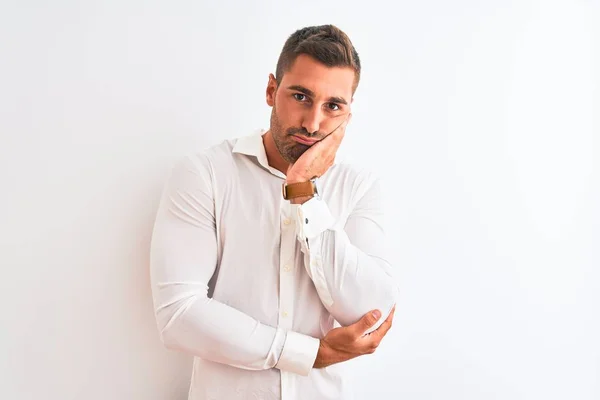 Joven Hombre Negocios Guapo Con Camisa Elegante Sobre Fondo Aislado —  Fotos de Stock