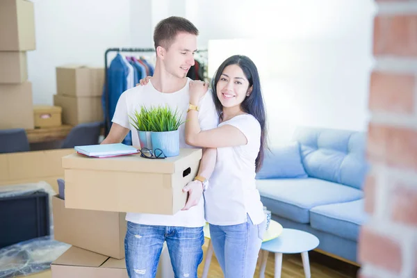 Junges Schönes Paar Neuen Zuhause Rund Kartons — Stockfoto