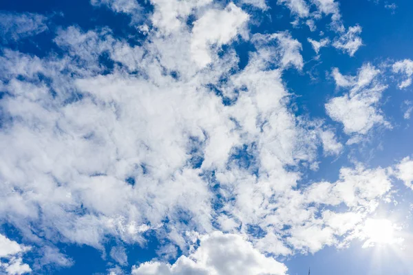 Ciel Bleu Par Une Journée Ensoleillée Avec Des Nuages Duveteux — Photo