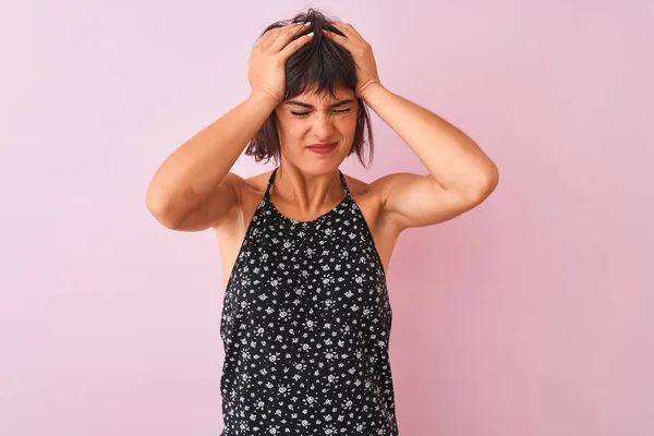 Giovane Bella Donna Indossa Abito Floreale Nero Piedi Sopra Isolato — Foto Stock