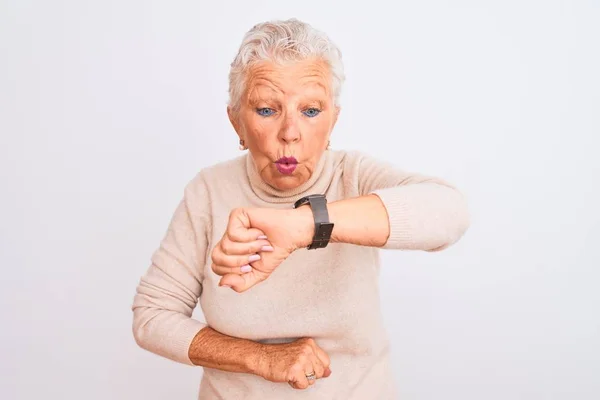Ältere Grauhaarige Frau Mit Rollkragenpullover Die Vor Isoliertem Weißen Hintergrund — Stockfoto