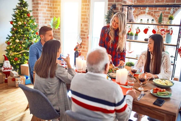 美丽的家庭会面时 面带微笑 快乐而自信 在家里切烤火鸡庆祝圣诞节 — 图库照片
