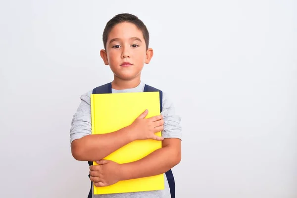 Piękny Uczeń Chłopiec Nosi Plecak Trzymając Książkę Odizolowanym Białym Tle — Zdjęcie stockowe