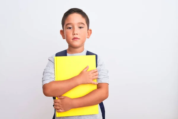 Menino Estudante Bonito Usando Mochila Segurando Livro Sobre Fundo Branco — Fotografia de Stock