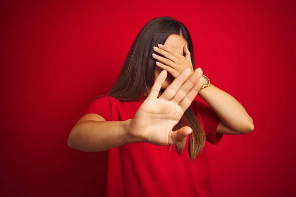 Young Beautiful Woman Wearing Shirt Standing Isolated Red Background Covering — ストック写真