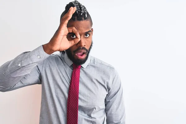 Hombre Negocios Afroamericano Con Trenzas Con Corbata Pie Sobre Fondo — Foto de Stock