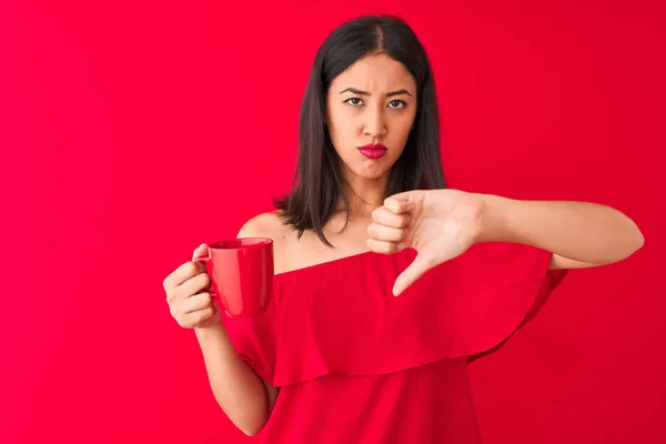 Joven Hermosa Mujer China Bebiendo Taza Café Pie Sobre Fondo — Foto de Stock